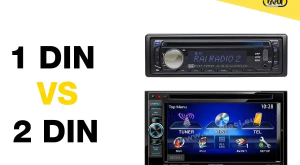 Confronto tra autoradio: un modello compatto 1 DIN con display semplice e un modello più grande 2 DIN con schermo touch e molteplici funzioni.