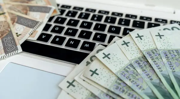 Pieniądze na klawiaturze laptopa. Zastanawiasz się, ulga na internet co ile lat?