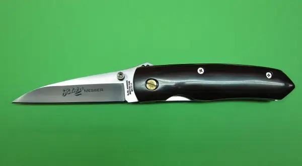 Navaja Herbertz con mango oscuro y hoja de acero pulido, lista para cualquier tarea.