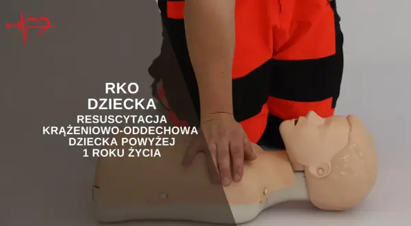Ćwiczenie resuscytacji krążeniowo oddechowej na fantomie dziecka. RKO to kluczowa umiejętność ratująca życie.