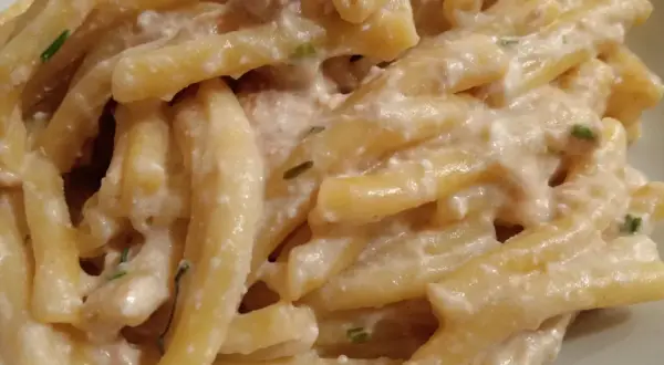 Pyszne strozzapreti co to za makaron? Kremowy sos, kawałki mięsa i zielenina.