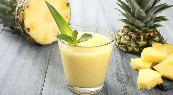 Koktajl z ananasa i banana, który wspiera odchudzanie i sen
