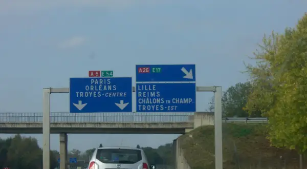 Panneau de signalisation sur l'autoroute A26 indiquant Paris, Orléans, Troyes-Centre et Lille, Reims, Châlons-en-Champagne, Troyes-Est.