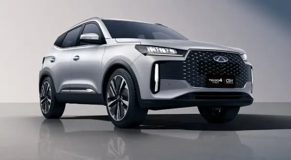 Srebrny Chery Tiggo 4 Hybrid, nowoczesny SUV z charakterystycznym grillem. Sprawdź jego cenę i możliwości.