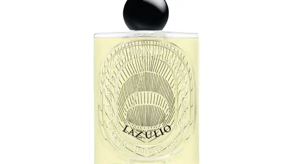 Elegancka butelka perfum Diptyque L'Eau Papier z czarną, błyszczącą nakrętką. Jasnożółty płyn i ozdobna etykieta z napisem "34 boulevard saint germain".