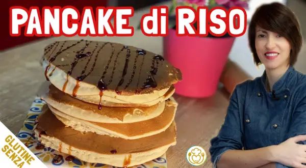Pancake di riso senza glutine, una pila golosa con sciroppo al cioccolato. Una donna sorride sullo sfondo.