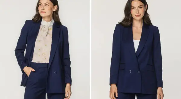 Elegancka kobieta w granatowym żakiecie i wzorzystej bluzce pod żakiet. Po prawej w białym topie.