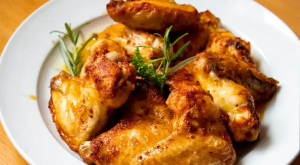 Skórka z kurczaka: kalorie, cholesterol. Czy warto ją jeść?