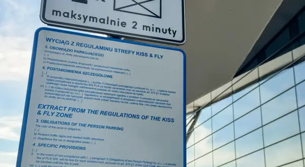 Znak strefy Kiss & Fly z informacją o maksymalnym czasie postoju 2 minuty. Szybkie pożegnanie i w drogę!