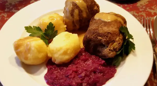 Deftige Rouladen mit Klößen und Rotkohl, ein klassisches rouladen rezept.