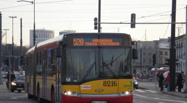 Autobus linii 520 w Warszawie, z informacją "Trasa zmieniona" na wyświetlaczu. Pojazd zbliża się do skrzyżowania.