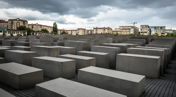 Minnesmärket över Europas mördade judar i Berlin, nära judiska museet, består av tusentals betongblock.