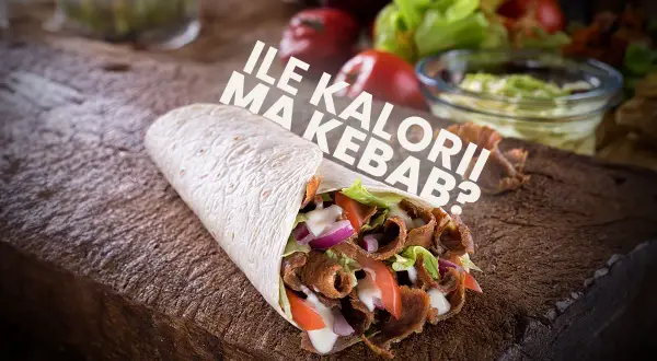 Pyszny kebab z warzywami i sosem na desce. Czy kebab jest zdrowy? Zależy od składników i sposobu przygotowania.