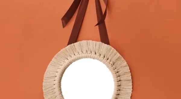 Jak ozdobić lustro sznurkiem jutowym? Stwórz ramę boho DIY!