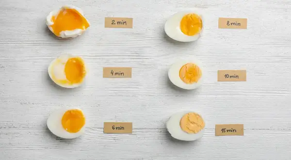 Huevos cocidos en diferentes tiempos, desde un huevo pasado por agua con la yema líquida hasta uno duro.