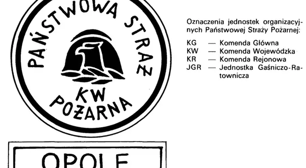 Pieczęć Państwowej Straży Pożarnej z godłem orła i napisem "KW POŻARNA", poniżej tabliczka z napisem "OPOLE". Symbolizuje to dystynkcję i przynależność do służby.