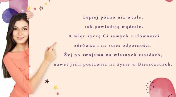 Uśmiechnięta kobieta prezentuje nieoklepane życzenia imieninowe: zdrowia, odporności na stres i życia po swojemu, nawet w Bieszczadach.
