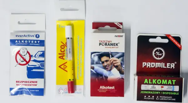 Cztery opakowania jednorazowych alkomatów: everActive, Alco%, Trzeźwy Poranek, Promiler.