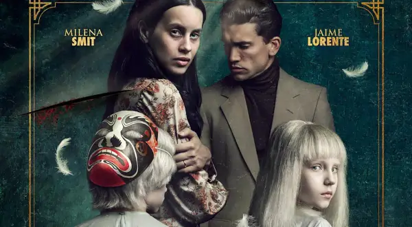 Milena Smit und Jaime Lorente, ein Paar mit zwei Kindern, eines davon mit einer Maske, wirken mysteriös.