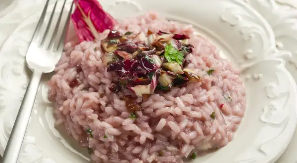 Cremiges Radicchio Risotto, inspiriert von Ottolenghi, garniert mit karamellisiertem Radicchio und frischer Petersilie.