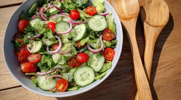 En fräsch sallad med krispig sallad, tomater, gurka och rödlök. Perfekt som tillbehör till grillmaten, en härlig vattenmelon sallad.