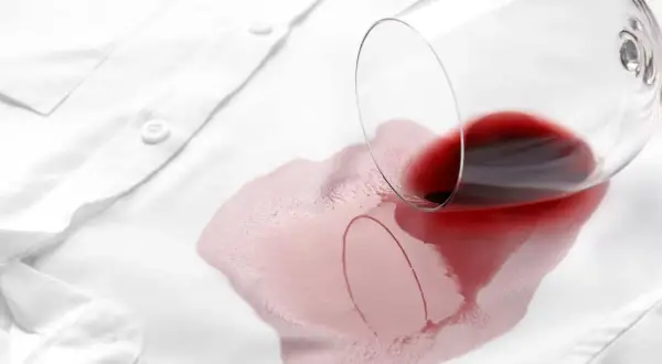 Un bicchiere di vino rosso rovesciato su una camicia bianca. Non temere, le macchie di vino rosso vanno via con il giusto trattamento.