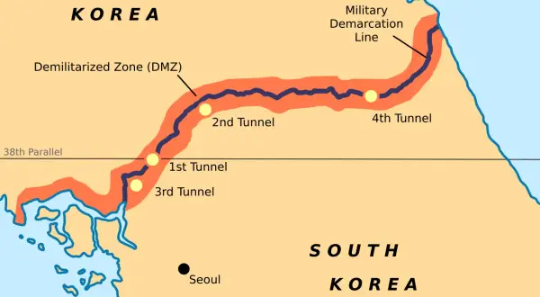 Mapa ukazuje strefę zdemilitaryzowaną Korei, zaznaczoną na pomarańczowo, z zaznaczonymi tunelami i linią demarkacyjną.