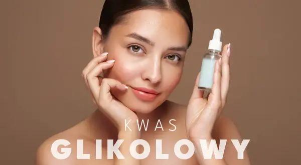 Kobieta z buteleczką serum z kwasem glikolowym na twarz.