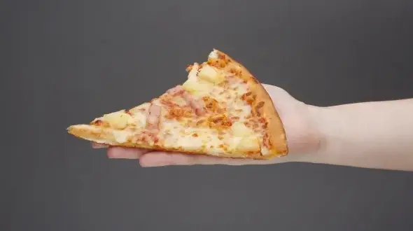 Ile waży jeden kawałek pizzy? Zaskakujące różnice w wadze!