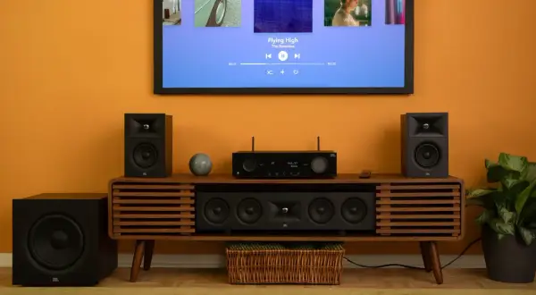 Nowoczesny salon z systemem audio JBL. Dowiedz się, jak sparować dwa głośniki JBL, aby uzyskać dźwięk przestrzenny.