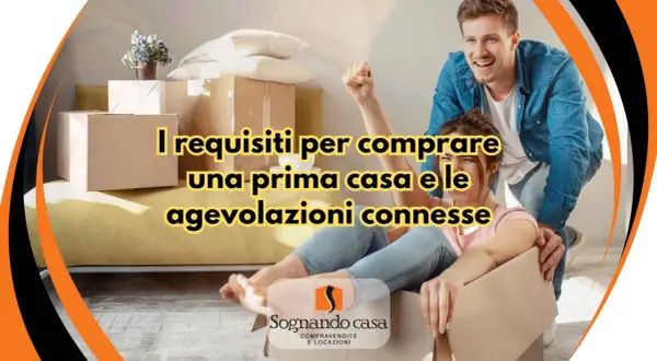 Coppia felice circondata da scatoloni, pronta per il trasloco. Scopri i requisiti per comprare una prima casa e le agevolazioni.