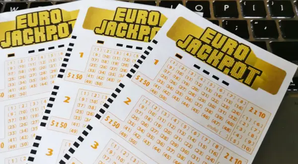 Kupony Eurojackpot leżą na klawiaturze. Zastanawiasz się, eurojackpot jak wygrać? Może te liczby przyniosą Ci szczęście!