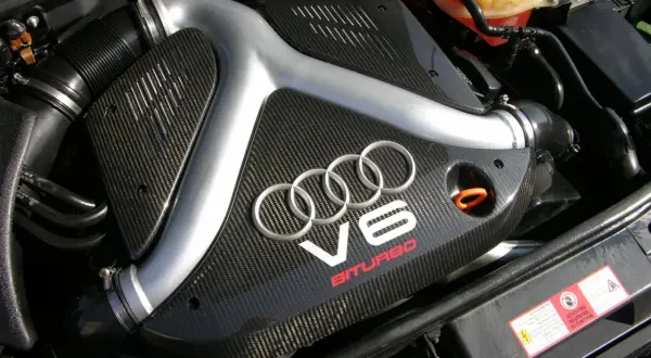 Silnik V6 biturbo z elementami z włókna węglowego. Potężna jednostka napędowa Audi, gotowa do akcji.