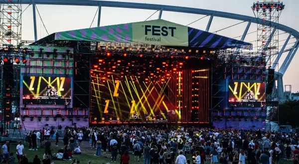 Ogromna scena festiwalowa, tłumy fanów, światła i muzyka. Stromae koncerty to zawsze niezapomniane widowisko.