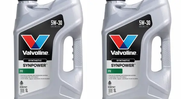 Dwa opakowania oleju Valvoline Synpower 5W-30 FE, idealne dla silnika kia venga 1.4 benzyna. Zapewnia ochronę i wydajność.