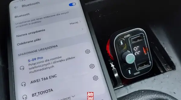Samochodowy transmiter FM z Bluetooth, połączony z telefonem. Widoczny ekran telefonu z ustawieniami Bluetooth i sparowanymi urządzeniami.