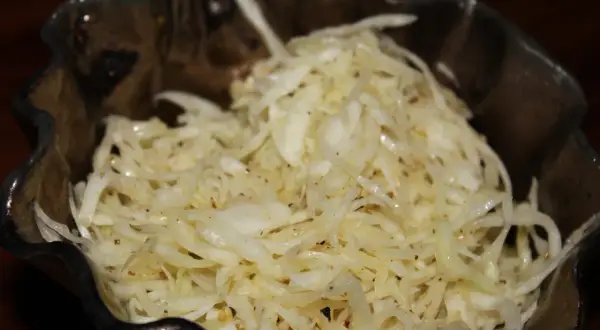 En skål med krispig pizzasallad, perfekt för ditt nästa pizzasallad recept.