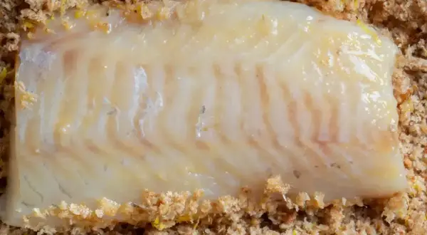 Filet ryby w panierce panko, gotowy do smażenia. Panko to japońska bułka tarta, która nadaje potrawom chrupkość.