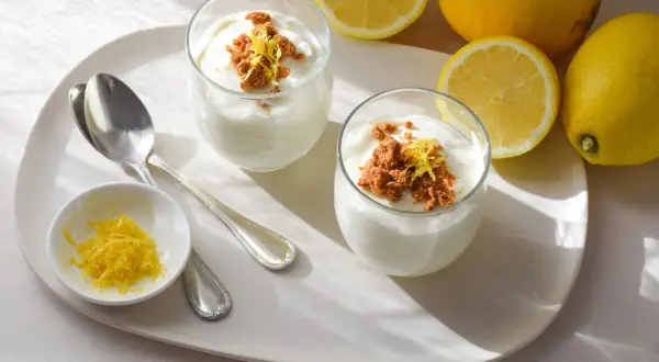 Dos postres cremosos con limón y galleta. La leche con limón para que sirve, refresca y deleita.