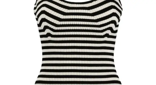 Randig, ribbstickad vit tube top med en smickrande passform.