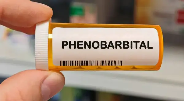 Pojemnik z lekami z napisem "PHENO BARBITAL". To jeden z wielu barbituranów, stosowany w leczeniu padaczki.