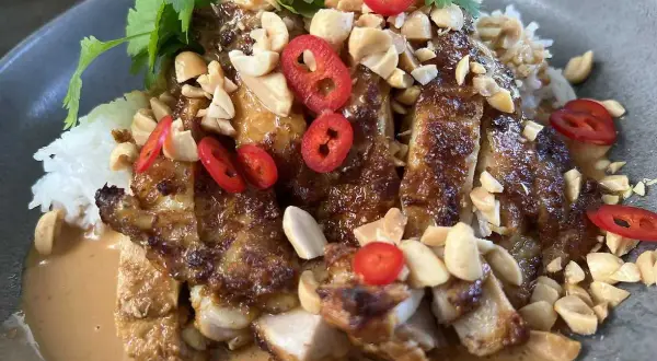 En läcker kyckling satay med ris, jordnötter, chili och koriander i en krämig jordnötssås.