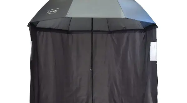 Parasol wędkarski z bokami, zapewniający schronienie przed słońcem i deszczem. Idealny na ryby.