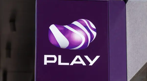 Logo sieci Play na fioletowym tle.