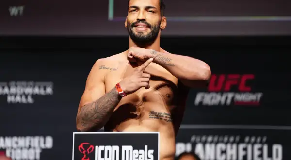 Bruno Silva, tatuerad och leende, står på vågen inför en UFC-gala.