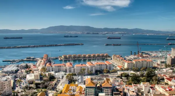 Vista panorámica de Algeciras, con su puerto lleno de barcos y edificios blancos. Un lugar ideal para descubrir qué ver en Algeciras.