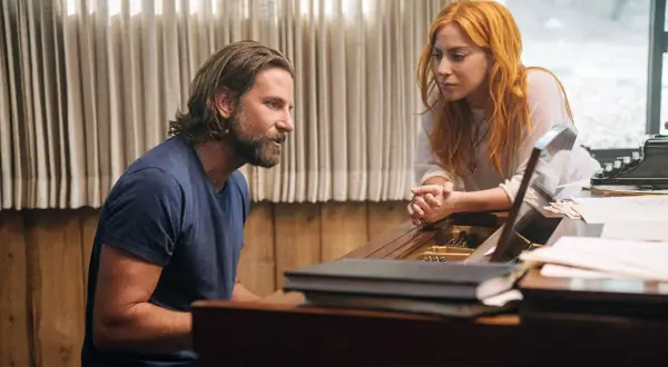 Bradley Cooper und Lady Gaga am Klavier, ein ikonischer Moment aus Musikfilmen, der die Kraft der Kunst zeigt.