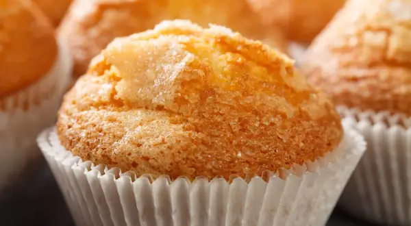 Deliciosas madeleines de Proust, doradas y cubiertas de azúcar, listas para evocar recuerdos.