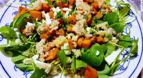Bunter Salat mit Kürbis, Quinoa und Feta. Ein leckeres Postelein Rezept für den Sommer.