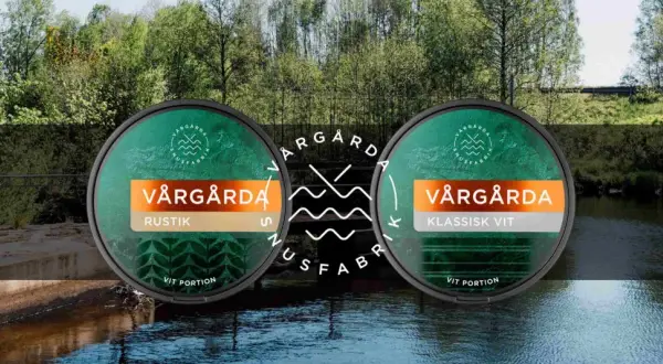 Två dosor Vårgårda snus med en bakgrund av en grönskande skog och en gyllene flod.